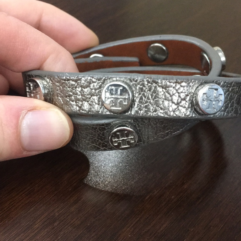 TORY BURCH WRAP BRACELET IN SILVER WITH SILVER T’s